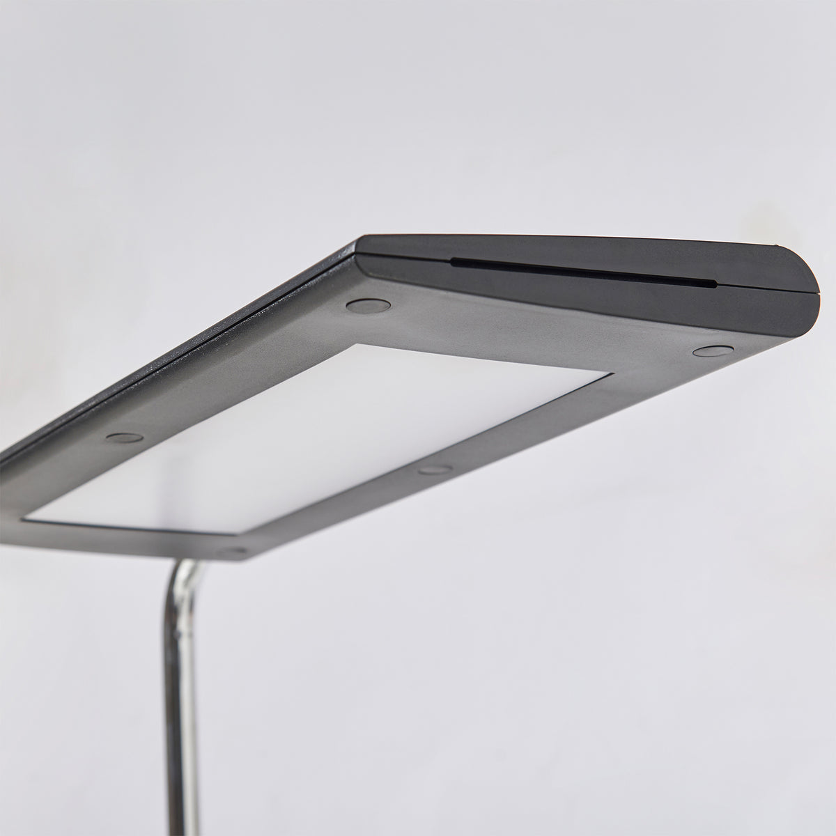 Anders LED floor lamp with swiveling head - Chrome & Black - view 4
