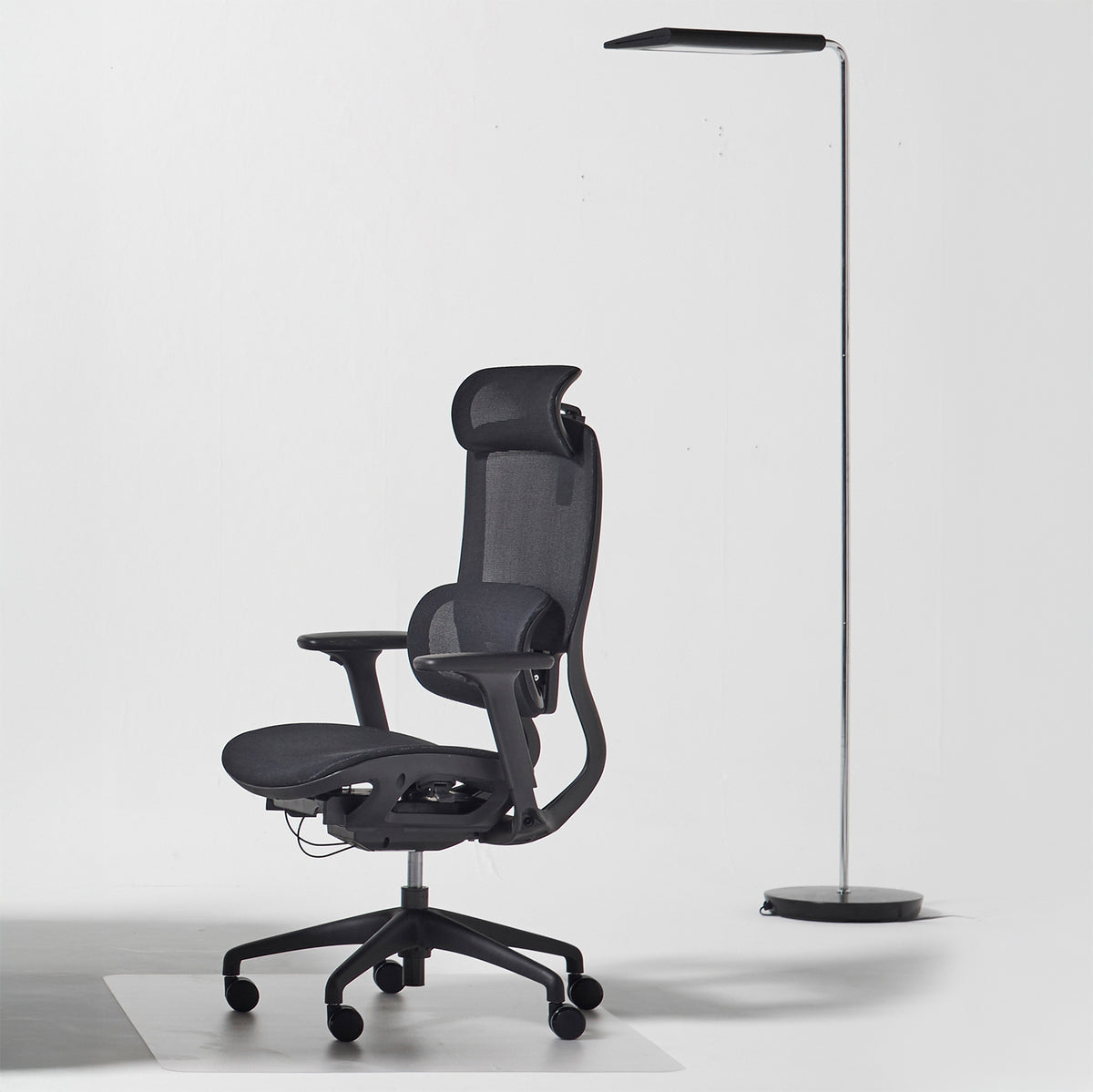 Anders LED floor lamp with swiveling head - Chrome & Black - view 3